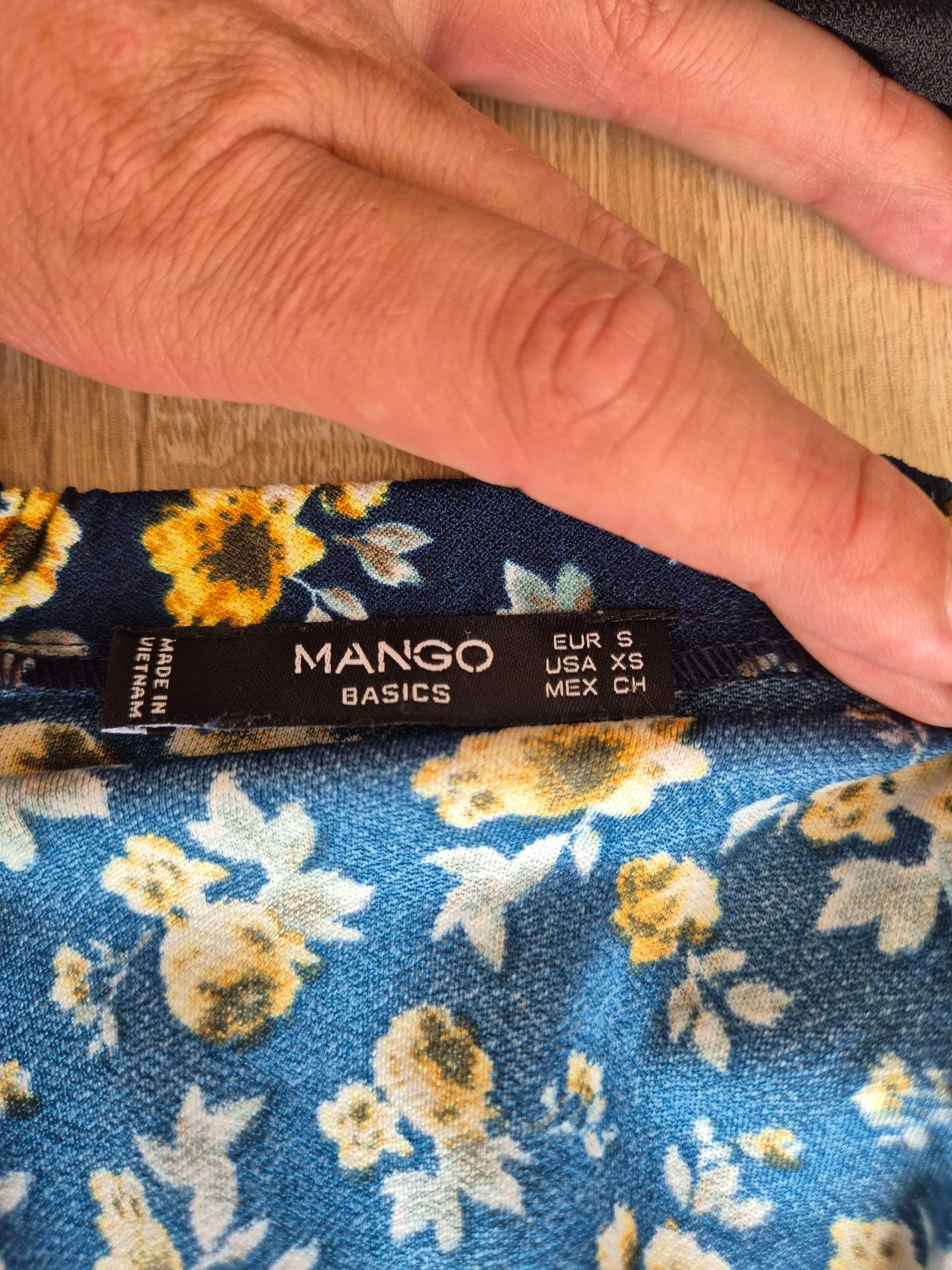 Combishort Mango Basics T36/S – azul marinho com flores amarelas, ombros descobertos, estilo boêmio chique – photo 8